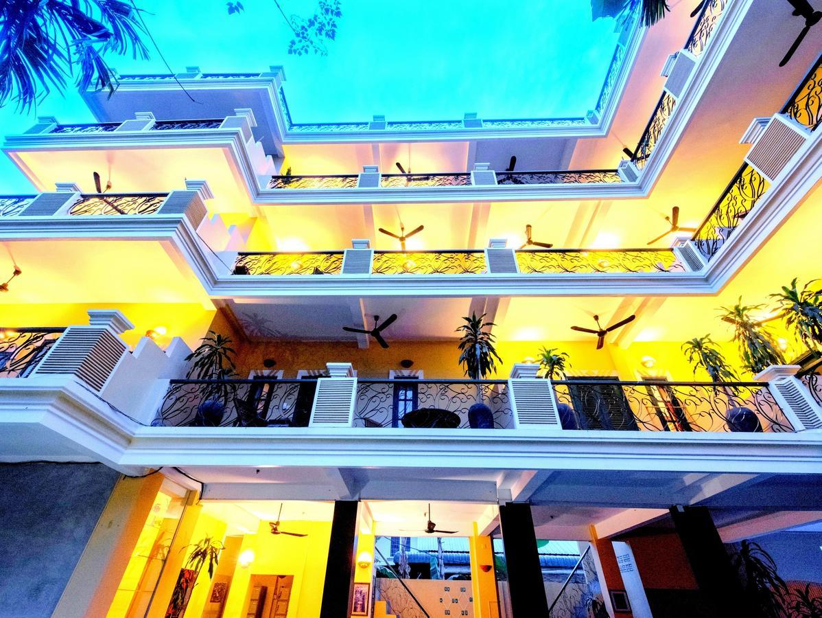 Golden Banana Hotel