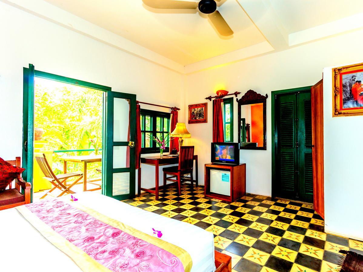 Golden Banana Hotel