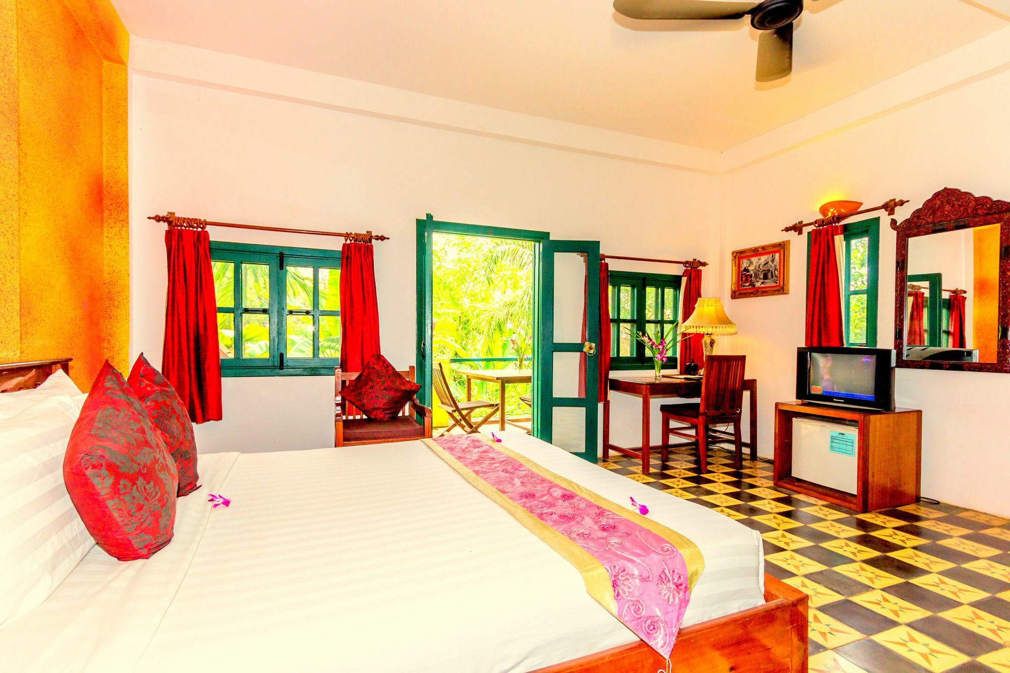 Golden Banana Hotel 3*