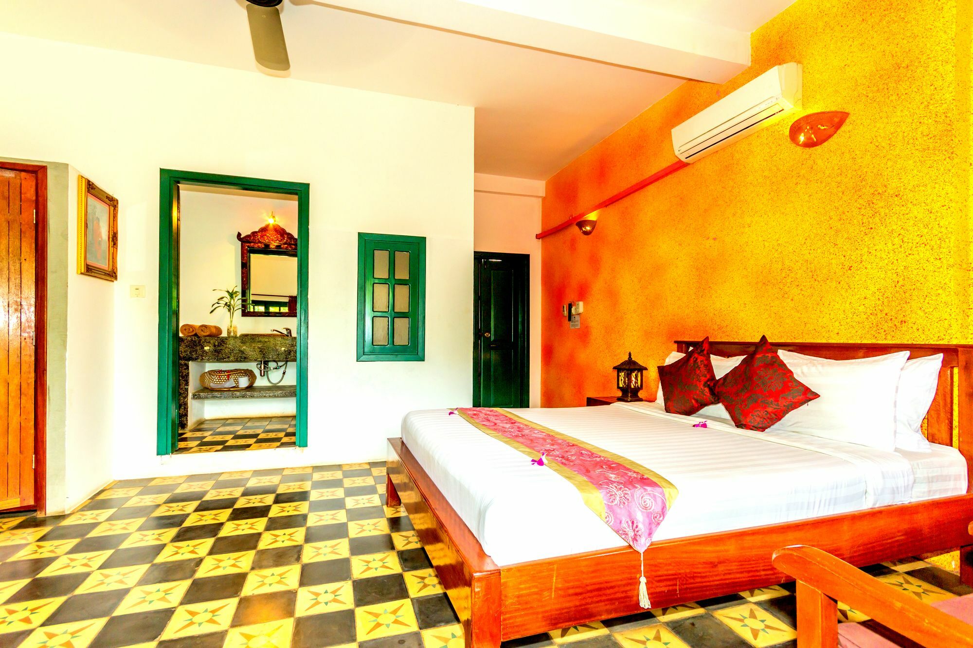 Golden Banana Hotel 3*