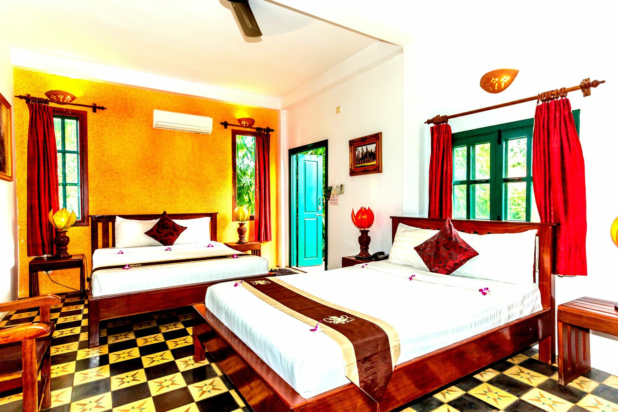 Golden Banana Hotel
